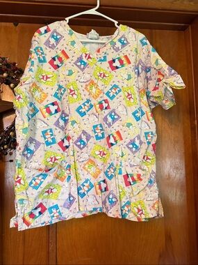 Women’s Short Sleeve Printed Scrub Top - Multicolor